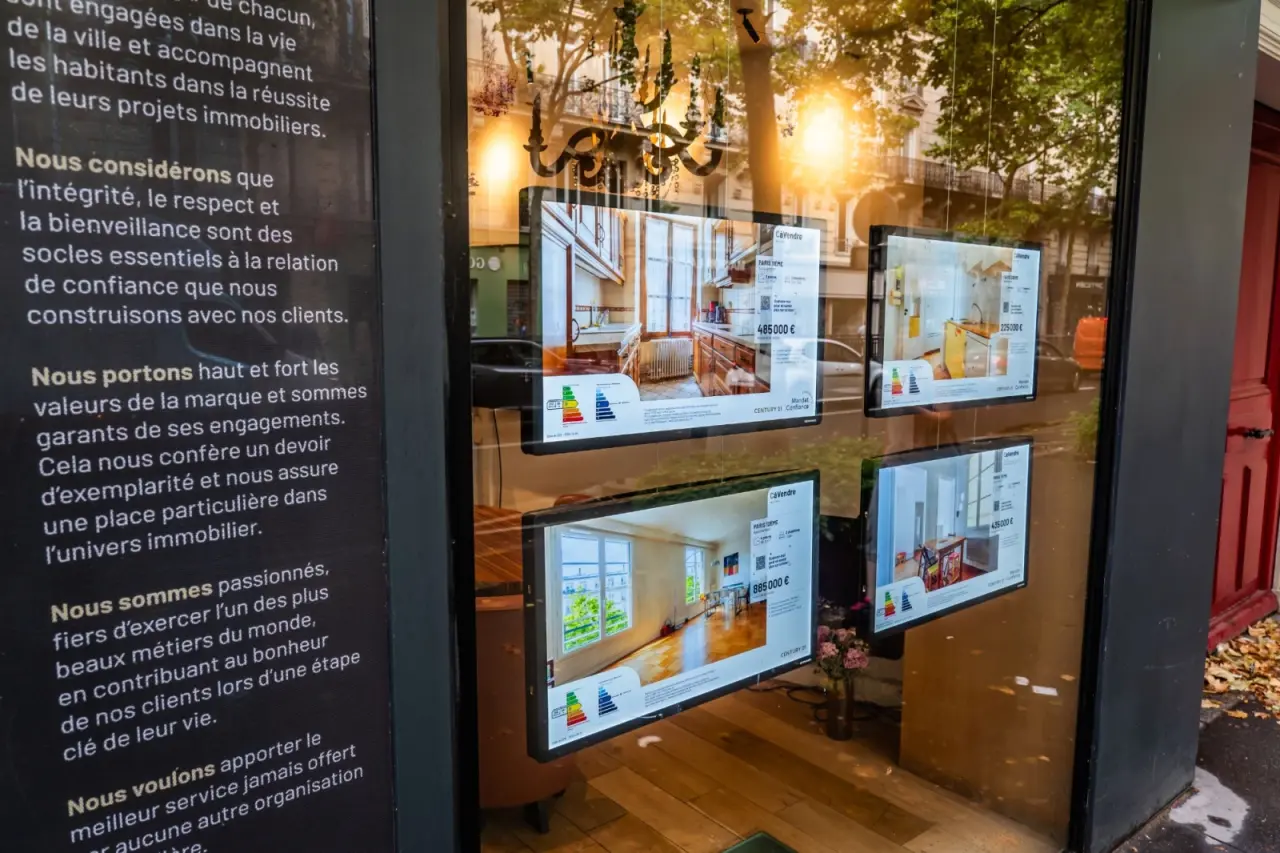 Light & Play skjermer i vindu